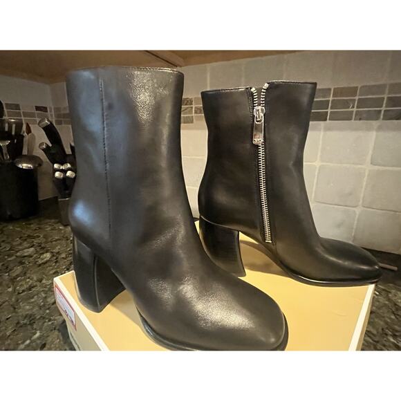 MICHAEL KORS BRITT HEELED BOOT IN BLACK TUMBLED LEATHER SZ 7.5 $255 MSRP - Picture 7 of 10